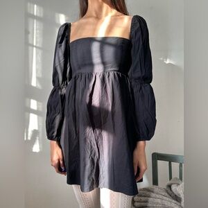 Reformation babydoll long puffy sleeve dress
Size 2 fits xs-s